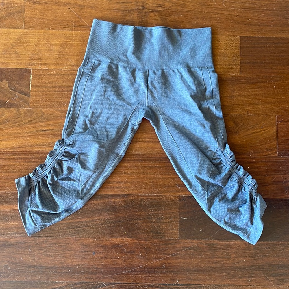Lululemon high rise crop. Grey. Size 4.